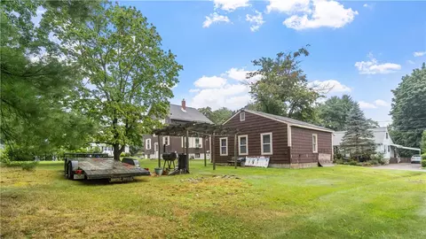 Exterior - 4 Whitcomb Rd, Riverside, RI 02915 photo 4 of 8