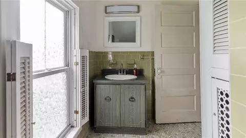 Bath - 4 Whitcomb Rd, Riverside, RI 02915 photo 1 of 2