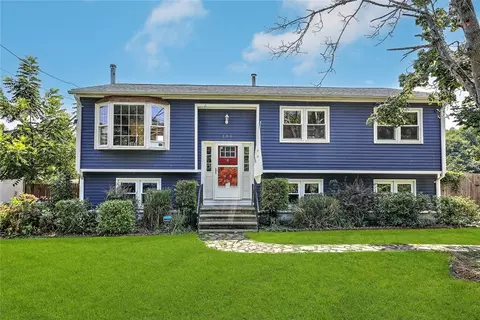 104 Levesque St, Warwick, RI 02886