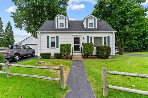 89 Carpenter St, Warwick, RI 02886