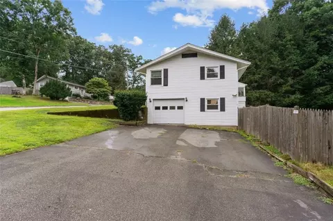 11 Blue Stone Dr, Woonsocket, RI 02895 photo 4
