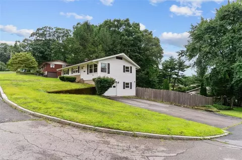 11 Blue Stone Dr, Woonsocket, RI 02895