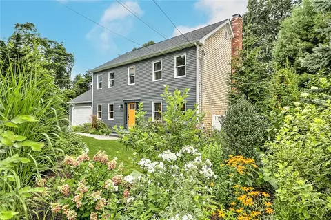 136 Lincoln Ave, Barrington, RI 02806