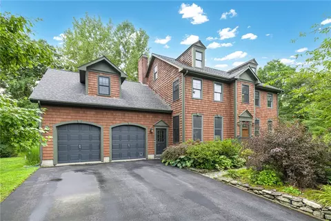 6 Carriage Trl, Barrington, RI 02806