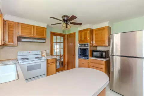 Kitchen - 47 Foxcroft Ave, Warwick, RI 02889 photo 3 of 4