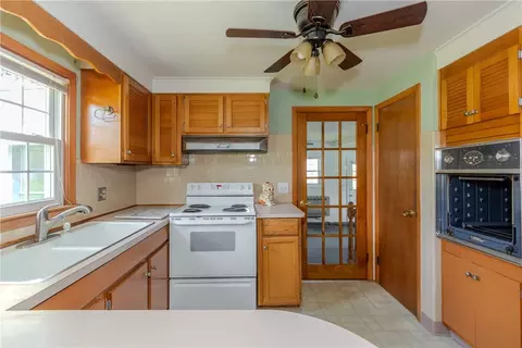 Kitchen - 47 Foxcroft Ave, Warwick, RI 02889 photo 2 of 4