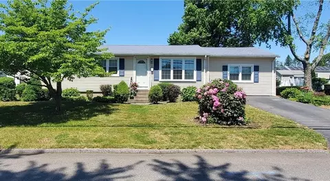 47 Foxcroft Ave, Warwick, RI 02889