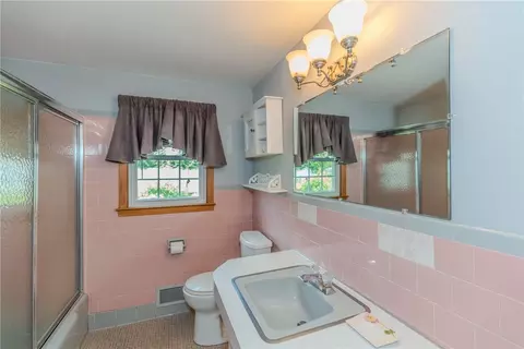 Bath - 47 Foxcroft Ave, Warwick, RI 02889 photo 3 of 4