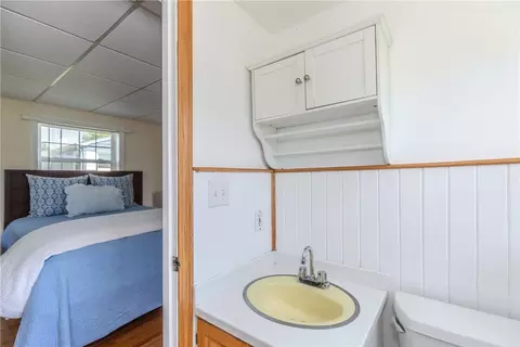 Bath - 47 Foxcroft Ave, Warwick, RI 02889 photo 1 of 4