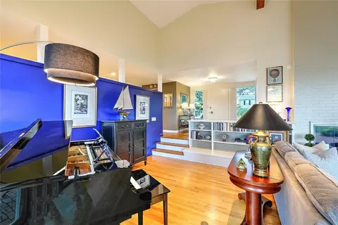 Living - 30 Lisa Ln, Warwick, RI 02889 photo 6 of 11