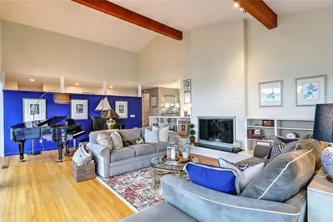 Living - 30 Lisa Ln, Warwick, RI 02889 photo 3 of 11