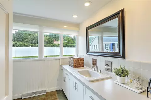 Bath - 30 Lisa Ln, Warwick, RI 02889 photo 1 of 4