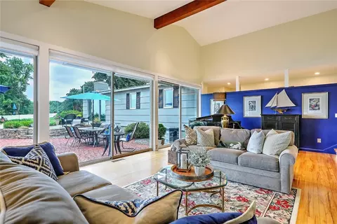 Living - 30 Lisa Ln, Warwick, RI 02889 photo 4 of 11