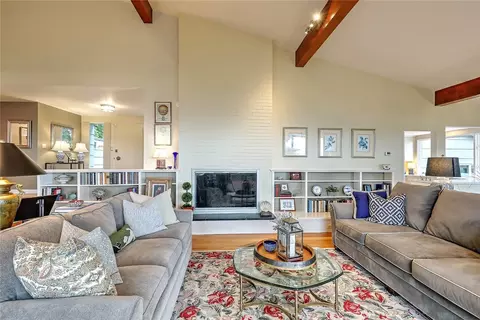 Living - 30 Lisa Ln, Warwick, RI 02889 photo 5 of 11