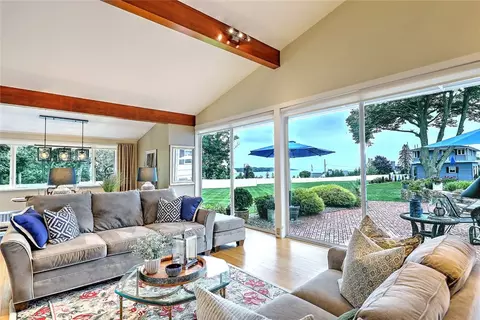 Living - 30 Lisa Ln, Warwick, RI 02889 photo 2 of 11