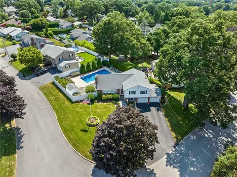110 Sweetbriar Dr, Cranston, RI 02920