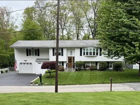 8 Academy Dr, Cumberland, RI 02864