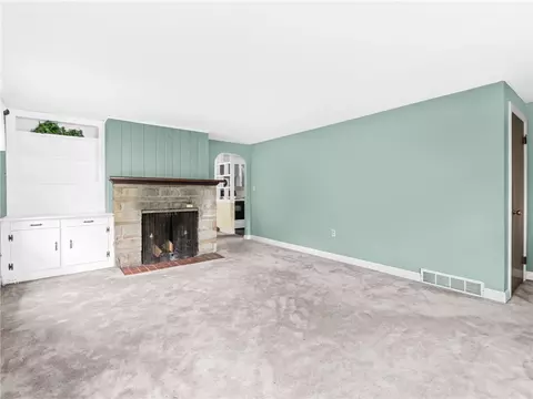 Living - 68 Hope Ave, Warwick, RI 02889 photo 2 of 4
