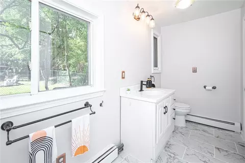 Bath - 75 Glenco Rd, Warwick, RI 02889 photo 2 of 3