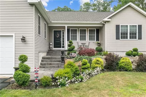 11 Carriage Hill Rd, Scituate, RI 02857