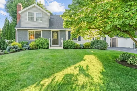 21 Kearsarge Dr, Cranston, RI 02920