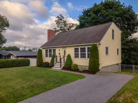 8 Winthrop Rd, Warwick, RI 02888 photo 3
