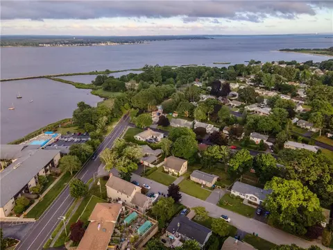 8 Winthrop Rd, Warwick, RI 02888 photo 6