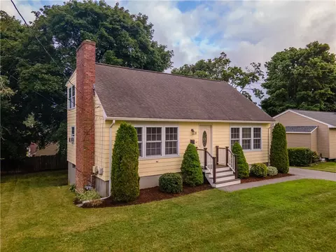 8 Winthrop Rd, Warwick, RI 02888 photo 2