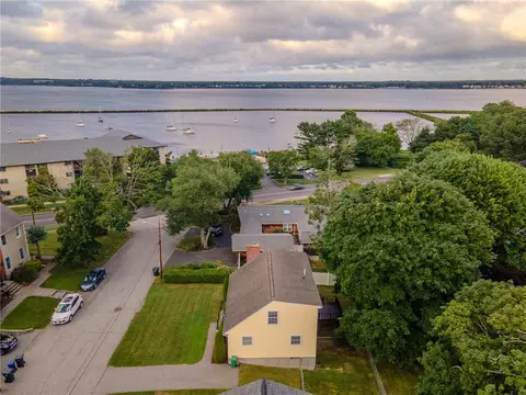8 Winthrop Rd, Warwick, RI 02888 photo 4