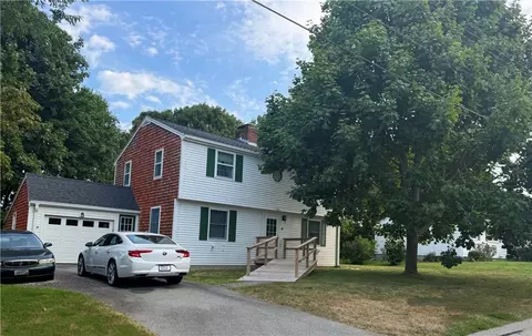 4 Longmeadow Ave, Middletown, RI 02842
