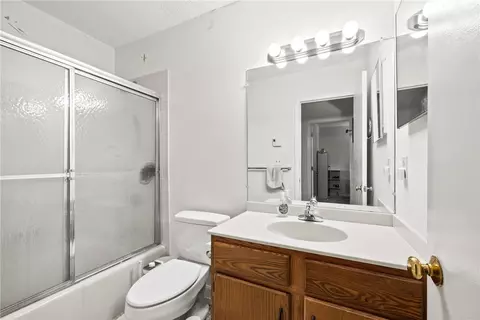 Bath - 332 Chatham Cir, Warwick, RI 02886 photo 2 of 2