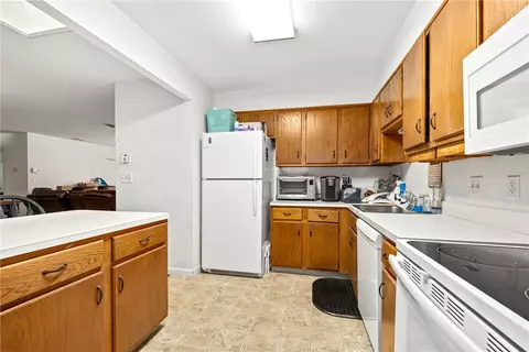 Kitchen - 332 Chatham Cir, Warwick, RI 02886 photo 3 of 3