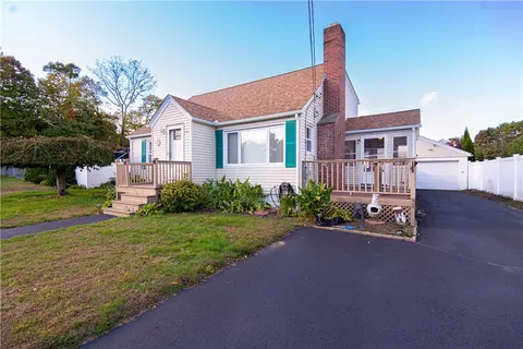 13 Simmons St, Johnston, RI 02919