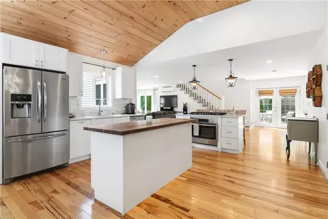 8 Sixth St, Warren, RI 02885 photo 4