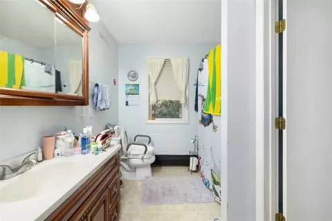 Bath - 17 Old Kenyon Rd, Richmond, RI 02832 photo 1 of 3