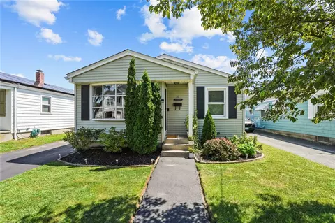 25 Ashley St, Cranston, RI 02920