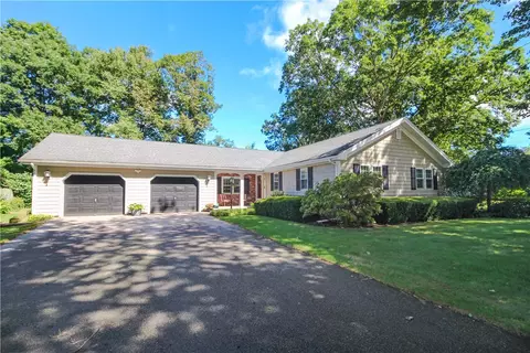 14 North Dr, Hopkinton, RI 02804