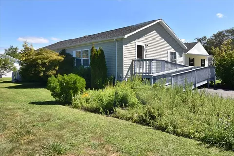 33 Blackbird Ct, Tiverton, RI 02878