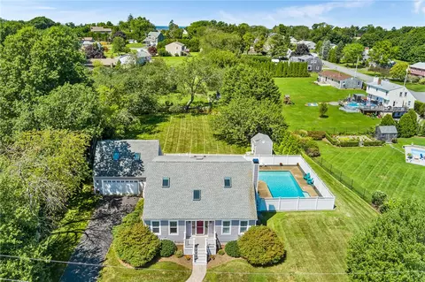 41 Soares Dr, Portsmouth, RI 02871