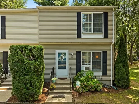 19 Wood Hollow Ln, Rumford, RI 02916