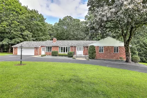 1 Southwick Dr, Lincoln, RI 02865