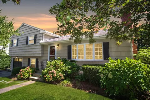 4 Bailey Ter, Middletown, RI 02842