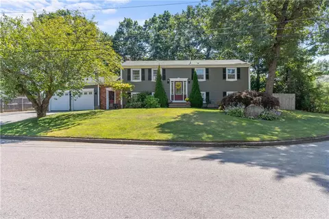 158 Acorn Ln, West Warwick, RI 02893