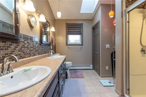 Bath - 5 Canfield Ct, Warwick, RI 02889 photo 2 of 2