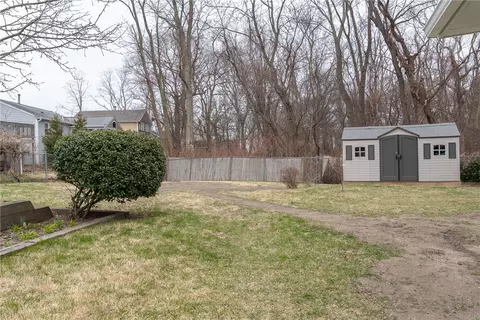 Exterior - 5 Canfield Ct, Warwick, RI 02889 photo 4 of 6