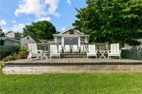 61 Bayside Ave, Portsmouth, RI 02871