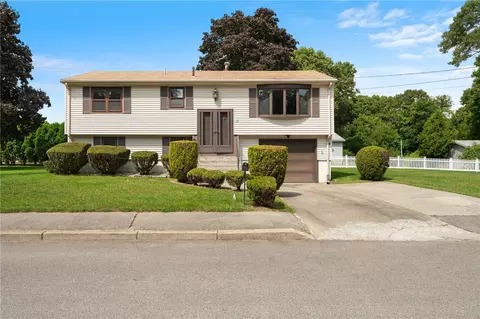15 Joanna Dr, Warwick, RI 02886
