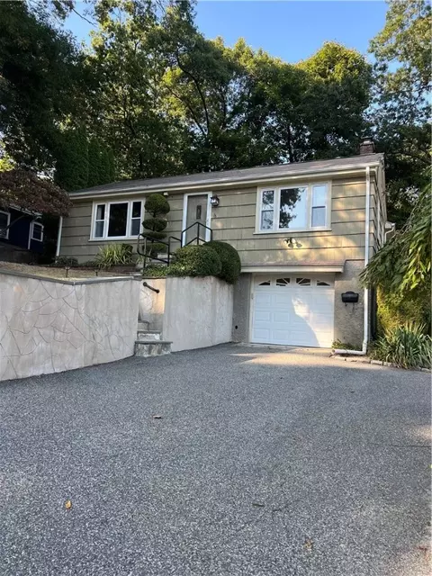 13 Williams St, Lincoln, RI 02865