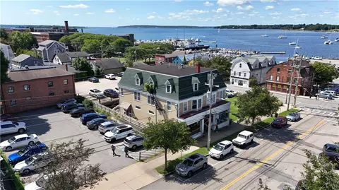 18 State St #3W, Bristol, RI 02809