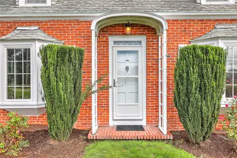 555 Scituate Ave, Cranston, RI 02921